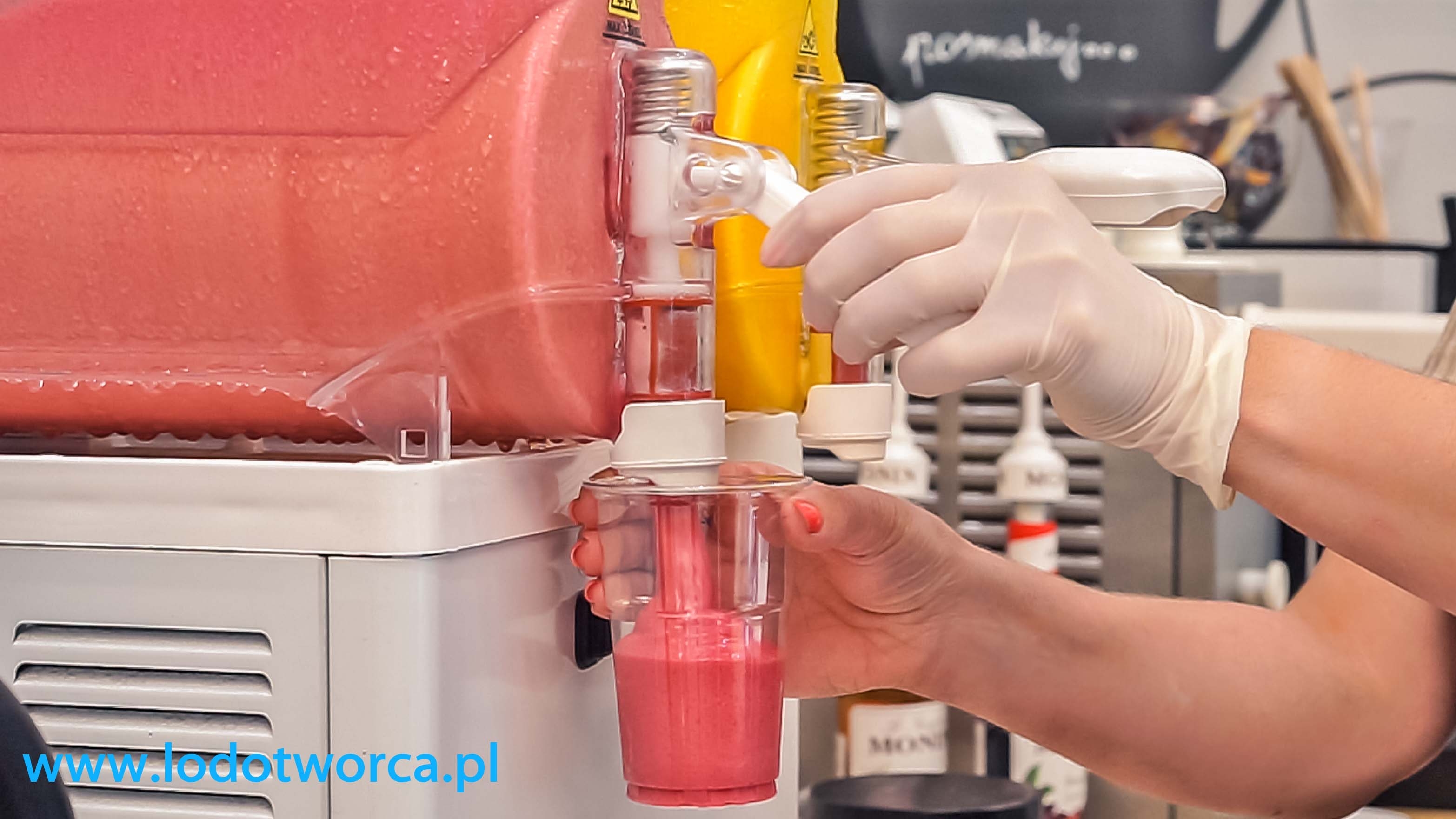 Jogurteria Rzeszów kawiarnia shake milkshake mrożonyjogurt lód włoski sorbet kawa cafe rurki z kremem deser lodowy bita śmietana soki frappe posypki polewy.jpg